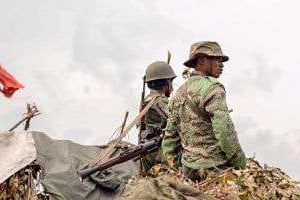 Des soldats de l’armée de RDC en faction le 15 juin 2014, près de la frontière avec le Rwanda. © AFP
