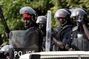 Des policiers sénéglais en patrouille lors d’un rassemblement interdit à Dakar, le 30 janvier. © AFP