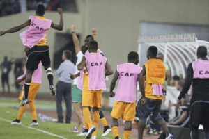 La joie du banc ivoirien sur l’ouverture du score de Bony. © Photo AP