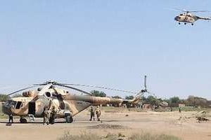 Des hélicoptères de combat à Fotokol, au Cameroun, le 1e février 2015. © AFP