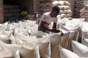 Sac de grains, à Dawanau, le plus grand marché de l’Afrique de l’ouest. © AMINU ABUBAKAR / AFP