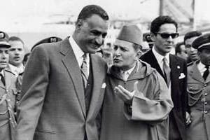 Le roi Mohammed V (à dr.) accueillant Gamal abdel Nasser, le 3 janvier 1961 à Casablanca. © AFP
