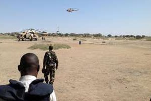 Des hélicoptères d’attaque Mi-8 survolent Fotokol au Cameroun le 1er février 2015. © AFP