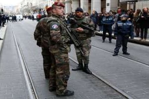 Des soldats patrouillent à Nice mardi 3 février 2014. © AFP/Valery Hache