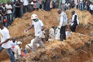 Enterrement de victimes tuées à l’arme blanche, le 20 octobre 2014 à Béni. © AFP