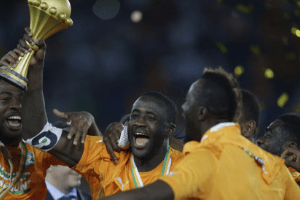 Le capitaine ivoirien Yaya Touré lève le trophée après la victoire de la Côte d’Ivoire en final © Photo AP