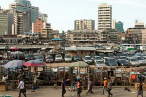 Le marché de Balogun, à Lagos. © Gwenn Dubourthoumieu pour J.A.