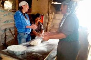 Gill Rosenberg (à g.) préparant du pain au bouglour dans un village du Kurdistan irakien. © DR