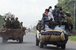 Des ex-rebelles Séléka à côté d’un convoi de soldats tchadiens, le 4 avril 2014 à Bangui © AFP