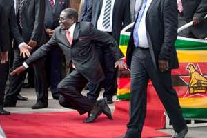 À son retour à Harare, le 4 février, il s’est pris les pieds dans le tapis. © AP/Sipa