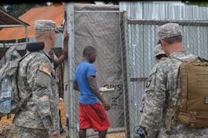 Des soldats américains dans l’ouest du Libéria, le 10 novembre 2014. © AFP