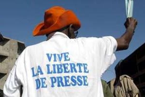 Un Congolais manifeste pour la liberté de la presse. © AFP