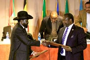 Salva Kiir (à g.) et son ancien vice-président, Riek Machar. © tsika Neger/Reuters