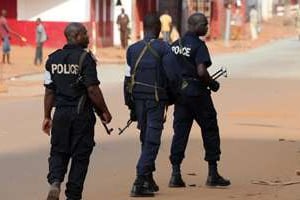Des policiers à Bangui, le 5 décembre 2013. © AFP