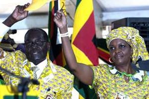 Robert Mugabe et son épouse restent interdits de séjour dans l’UE. © AFP