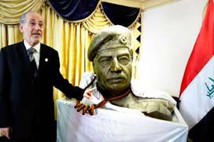 Dans le salon de Moaffaq al-Roubaï, un buste du dictateur. © Sabah Arar/AFP