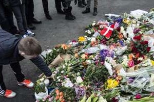 Les habitants de Copenhague rendent hommage aux victimes de l’attentat. © AFP