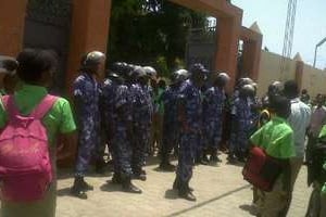 Des policiers en faction devant une école à Lomé en avril 2013. © DR