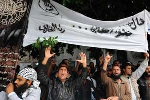 Des Salafistes tunisiens manifestent devant un tribunal de Tunis le 6 novembre 2012. © AFP