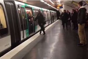 Des supporteurs de Chelsea refoulent un homme du métro à Paris parce qu’il est noir. © Capture d’écran/Guardian Wires/Youtube