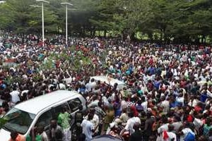 Des manifestants accueillent le journaliste Bob Rugurika à Bujumbura. © Esdras Ndikumana/AFP