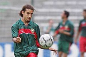 Mustapha Hadji, l’une des plus grandes stars de l’équipe du Maroc de la fin des années 90. © Patrick Kovarik/AFP