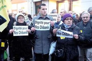 Plusieurs manifestants se sont mobilisés jeudi pour dénoncer le traitement des chibanis. © Adra