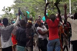 Des manifestants à Bujumbura célèbrent la remise en liberté provisoire de Bob Rugurika. © AFP