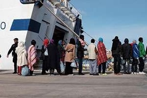 Des migrants, dont des Libyens, au port de Lampedusa, le 20 février 2015. © AFP