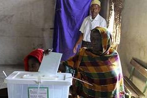 Une femme vote à Salimani, à 50 km de Moroni, lors du premier tour des législatives aux Comores. © AFP