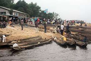 Des pirogues au bord du fleuve Congo à Ngamanzo, le 21 juillet 2011. © Junior Kahnna/AFP