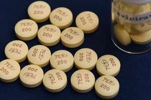 Des pilules Avigan produits par Fujifilm présentées à Tokyo le 22 octobre 2014. © AFP