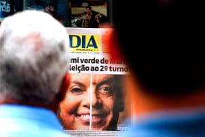 Kiosque à journaux pendant la campagne électorale brésilienne de l’an dernier. © Antonio Scorza / AFP Photo