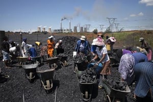 Afrique du Sud: des brouettes de charbon en attendant l’électricité © AFP