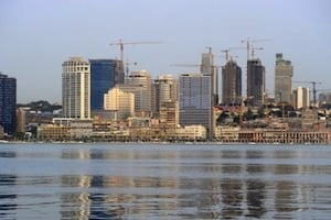 Vue de Luanda, la capitale de l’Angola, le seul pays africain à figurer parmi les 20 premières destinations mondiales en terme d’IDE, selon la Cnuced. © Stéphane de Sakutin/AFP