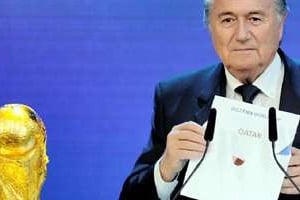Sepp Blatter annonce que le Qatar organisera la Coupe du monde 2022. © AFP