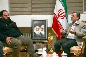 Dieudonné M’Bala M’Bala a rencontré l’ex-président iranien Mahmoud Ahmadinejad, février 2015. © Capture d’écran/compte Twitter de Mahmoud Ahmadinejad