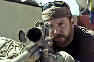 Bradley Cooper incarne Chris Kyle dans American Sniper. © Warner