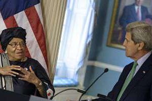 La présidente du Liberia, Ellen Johnson Sirleaf (g) et John Kerry, le 27 février à Washington. © AFP