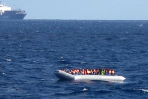 Un bateau de migrants au large de la Sicile le 4 décembre 2014. © AFP