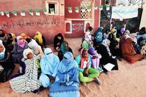 Des femmes effectuent un sit-in le 4 mars 2015 à In-Salah dans le Sahara algérien. © AFP