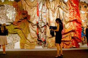 In the world, but don’t know the world, une installation d’El Anatsui. © Marwan Naamani/AFP
