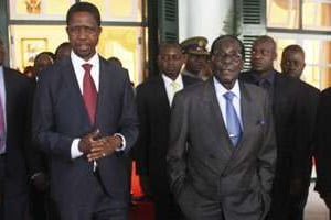 Le président zambien, Edgar Lungu, aux côtés de Robert Mugabe. © STR/AP