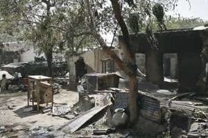 Char tchadien au milieu des ruines à Fotokol. © Georges Dougueli pour JA