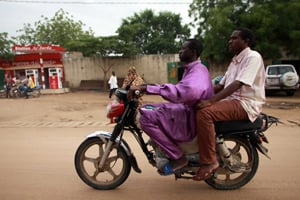 Des motocyclistes dans une rue de N’Djamena. © GOUPIL RODOLPHE/SIPA