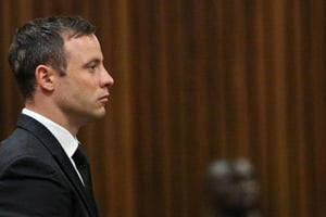 Oscar Pistorius sur le banc des accusés le 21 octobre 2014, lors de son procès à Pretoria. © Themba Hadebe / AFP