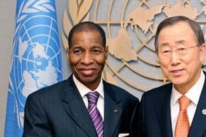 Youssou Bamba avec Ban Ki-moon lors de son accréditation à l’ONU, en décembre 2010 à New-York. © Reuters/UN