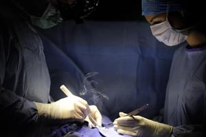 Des chirurgiens lors d’une opération du coeur au CHU d’Angers, le 24 octobre 2013. © AFP/AFP/Archives