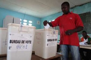 Un bureau de vote à Abidjan. © Sevi Herve Gbekide/AP