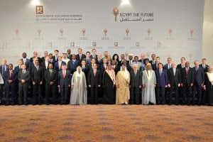 Le président égyptien entouré des participants à la conférence du 13 mars à Charm el-Cheikh © AFP